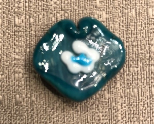 GREEN HEART GLASS BEAD WITH WHITE AND BLUE FLOWER    